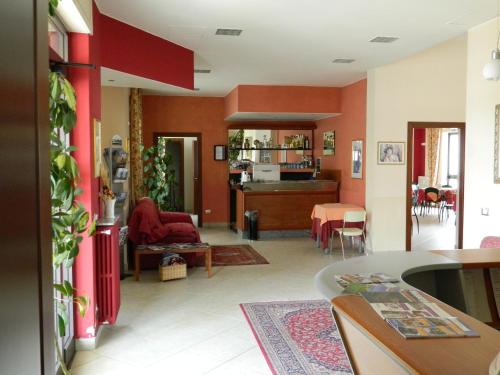 ラゴネグロにあるHotel Caimo Bed-Breakfastの赤い壁のリビングルーム、ダイニングルーム