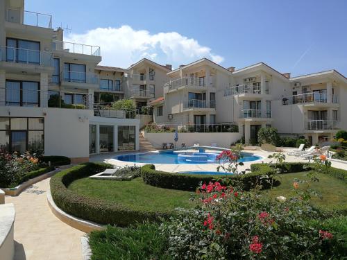Piscina de la sau aproape de Wonderful family villa with sea view