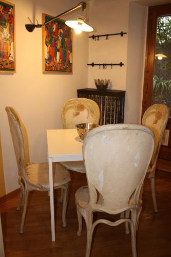 una sala da pranzo con tavolo e sedie bianchi di Accademia Studio a Firenze