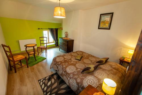 Postel nebo postele na pokoji v ubytování Gîte " LE CHEMIN VERT "