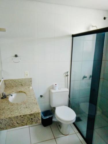 Koupelna v ubytování Hotel Dias em Pouso Alegre - MG - Próximo a Centros Comerciais e Restaurantes