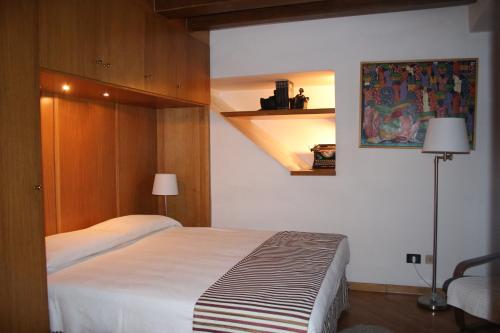 Un dormitorio con una gran cama blanca y una lámpara en Accademia Studio en Florencia