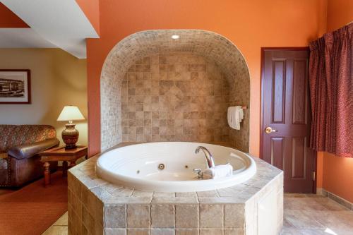 Chula Vista Resort, Trademark Collection by Wyndham في ويسكونسن ديلز: حمام كبير مع حوض في الغرفة