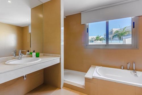 Kúpeľňa v ubytovaní Villa Caterina, Luxury Villa with Heated Pool Ocean View in Adeje, Tenerife
