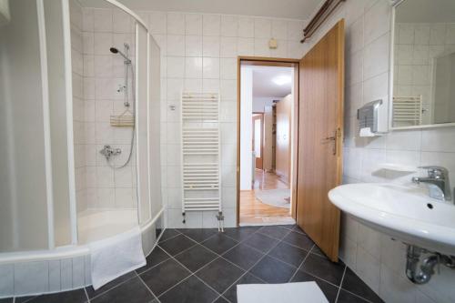 Un baño con bañera, lavabo y ducha. en Wonderplace, en Sarajevo