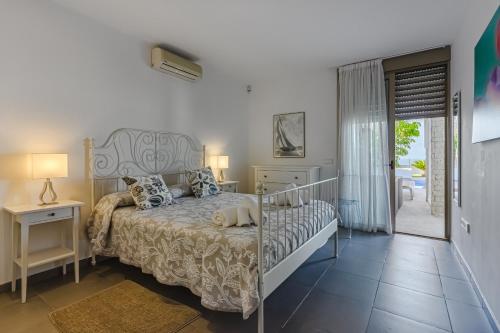 Posteľ alebo postele v izbe v ubytovaní Villa Caterina, Luxury Villa with Heated Pool Ocean View in Adeje, Tenerife