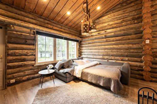 a bedroom with a bed in a log cabin at UnelmaRepo in Ruka
