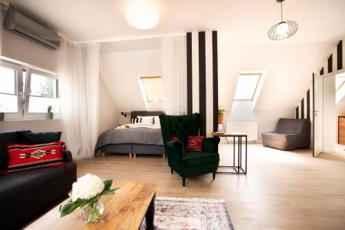 salon z łóżkiem i zieloną kanapą w obiekcie Solny Domek Salt House w Wieliczce