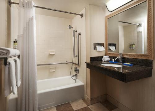 Kylpyhuone majoituspaikassa Holiday Inn Express at Monterey Bay, an IHG Hotel