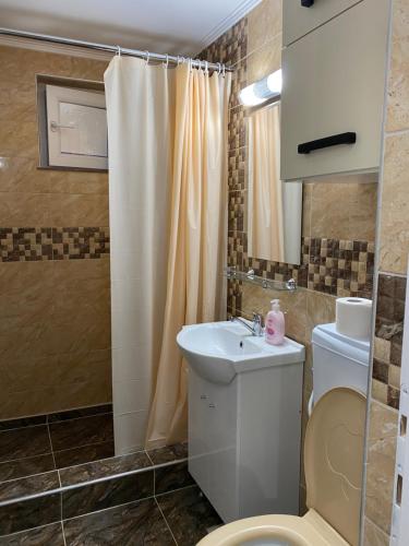 Ένα μπάνιο στο 5 Residence Apartment