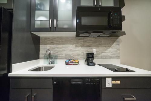 Gallery image of Candlewood Suites West Edmonton - Mall Area, an IHG Hotel in Edmonton