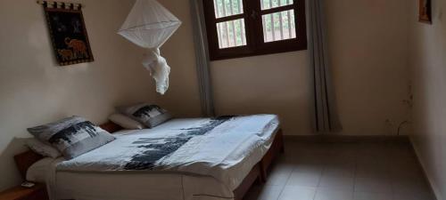 een slaapkamer met een bed in een kamer bij Villa la Linguère in Somone