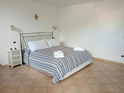 - une chambre avec un lit et 2 serviettes dans l'établissement The View House, à Vico Equense