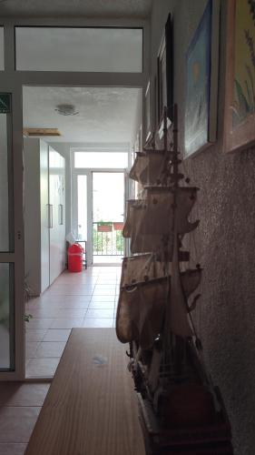 un soggiorno con una nave pirata sul muro di Guesthouse Podaca a Podaca