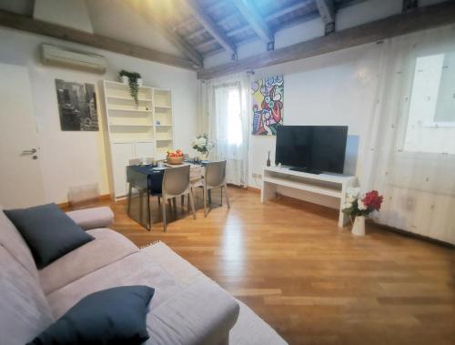 A television and/or entertainment centre at Romantic Sky Apartment