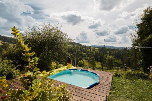 Swimmingpoolen hos eller tæt på Казковий дім та Garden два будиночки в горах з чаном-джакузі