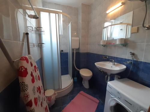 Ein Badezimmer in der Unterkunft One-bedroom mediterranean flat near the sea