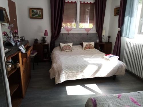 a bedroom with a bed and a window at Havre de paix au bords de l'Eure - divers hébergements in Neuilly