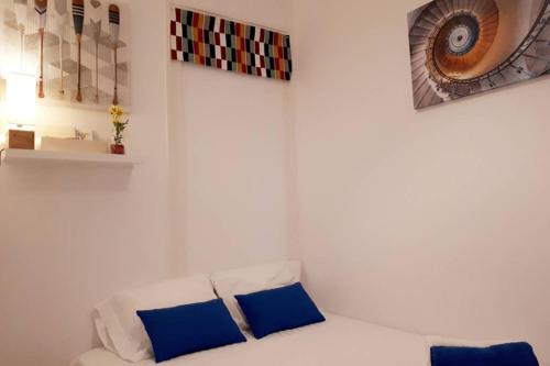 Sofá blanco con almohadas azules en una habitación en Sweet Alfama II, Apartment, en Lisboa