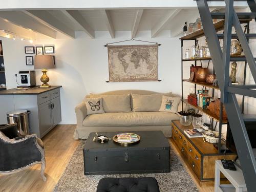 un salon avec un canapé et une table dans l'établissement Appartement 4 étoiles 