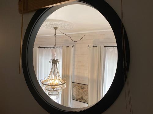 espejo con lámpara de araña en la habitación en Appartement 4 étoiles "Le Mouillage" dans Intra-Muros, en Saint-Malo