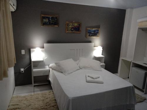 
A bed or beds in a room at Pousada Jardim Coberto
