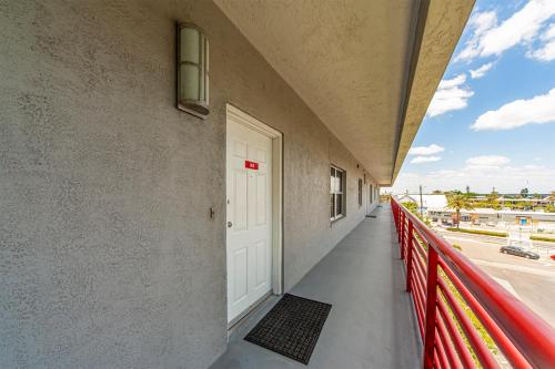 303 Crimson Condos – Photos 4