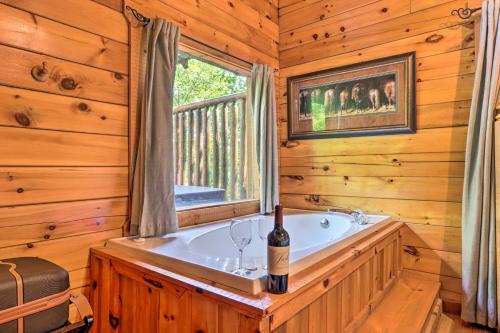 Sky Harbor Sevierville Cabin with Hot Tub and Deck! 욕실
