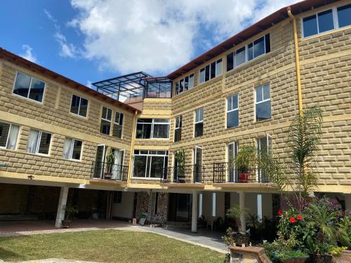 an exterior view of a large brick building at Hotel & Suites Cerro Roj0 in Tlatlauquitepec