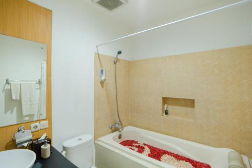 Ванная комната в ARCS House Blok M by Jambuluwuk