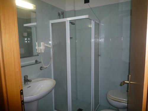 W łazience znajduje się prysznic, umywalka i toaleta. w obiekcie La Cerquetta w mieście Trevi