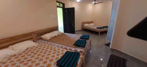 a bedroom with two beds in a room at Godwill Kimo Guest house Seraulim in Madgaon