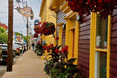 El barrio en el que está la posada o un barrio cercano