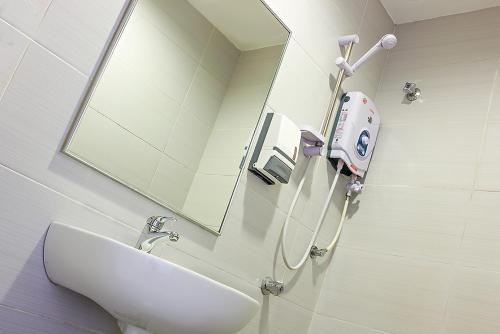 y baño con lavabo y espejo. en My Hotel @ KL Sentral en Kuala Lumpur