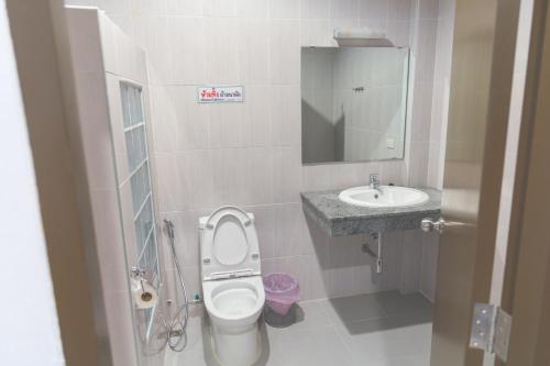 Baño pequeño con aseo y lavamanos en B.S Boutique Hotel, en Bang Saen