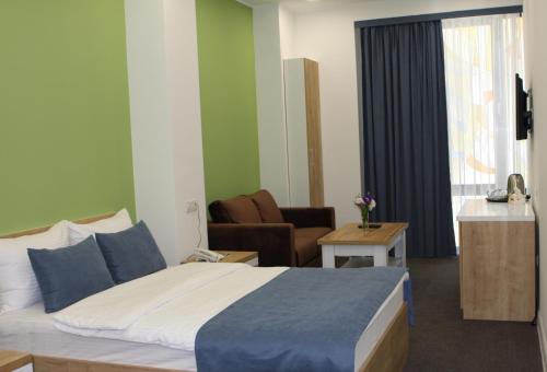 um quarto de hotel com uma cama e uma sala de estar em Bonjour Boutique Hotel Yerevan em Yerevan