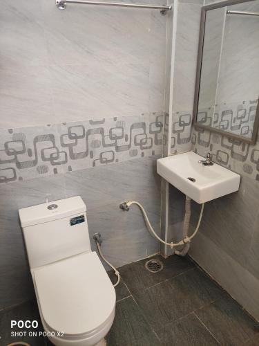 La salle de bains est pourvue de toilettes et d'un lavabo. dans l'établissement Sushmika Resorts Inn, à Yercaud