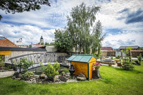 una pequeña casa en medio de un patio en Villa Zachar, en Ľubica