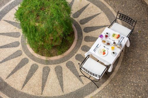 Una vista aérea de una mesa con comida. en Casa Delfino Hotel & Spa, en La Canea