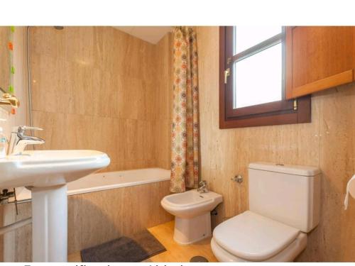 une salle de bain avec des toilettes blanches et un lavabo dans l'établissement Atico padre Aldama centro y con WIFI, à Sanlúcar de Barrameda