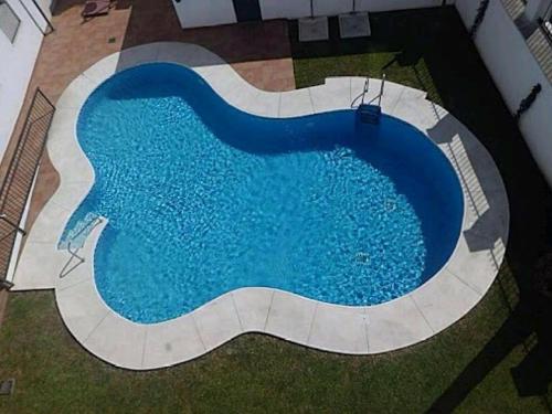 an overhead view of a large swimming pool at Atico padre Aldama in Sanlúcar de Barrameda
