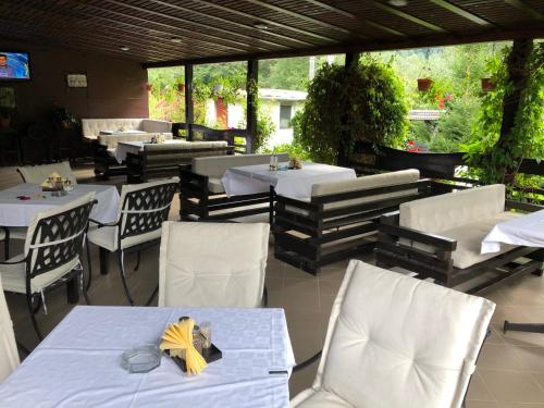 Restoran ili drugo mesto za obedovanje u objektu Hotel boutique Garden Resort by Brancoveanu