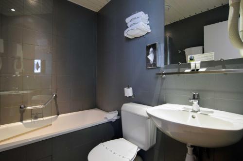 パリにあるサフィール グルネルのバスルーム(トイレ、洗面台、バスタブ付)
