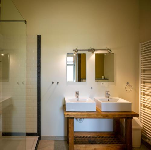 聖特雷登的住宿－Kasteel Nieuwenhoven，浴室设有2个水槽和镜子