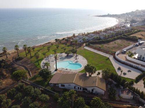 レアルモンテにあるCase Vacanze Bellavistaの家屋と海岸の空中風景