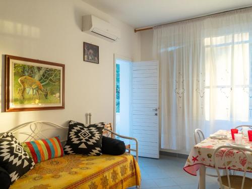 una camera con letto, tavolo e finestra di Appartamento vacanze Shangri-La a Comacchio