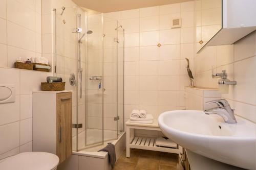 ein Badezimmer mit Dusche, Waschbecken und Toilette in der Unterkunft Ferienwohnung Lilian in Meckenbeuren