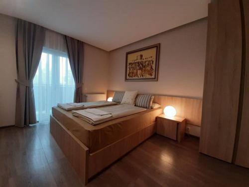 Un dormitorio con una cama grande y una ventana en Heba en Divčibare