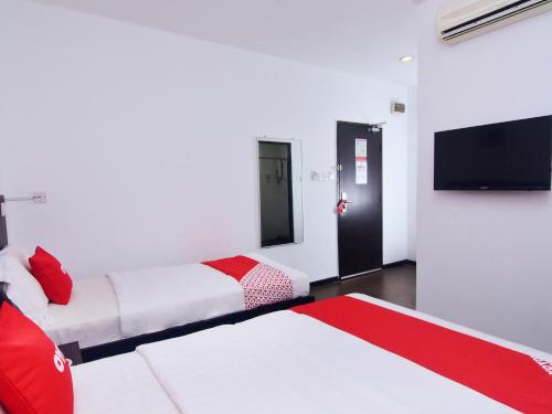 Llit o llits en una habitació de Super OYO 43959 Astana Hotel