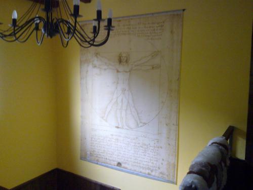 a painting on a wall with a picture on it at CASA ALTOBIERZO, 9 Habitaciones y 9 BAÑOS in Pobladura de las Regueras